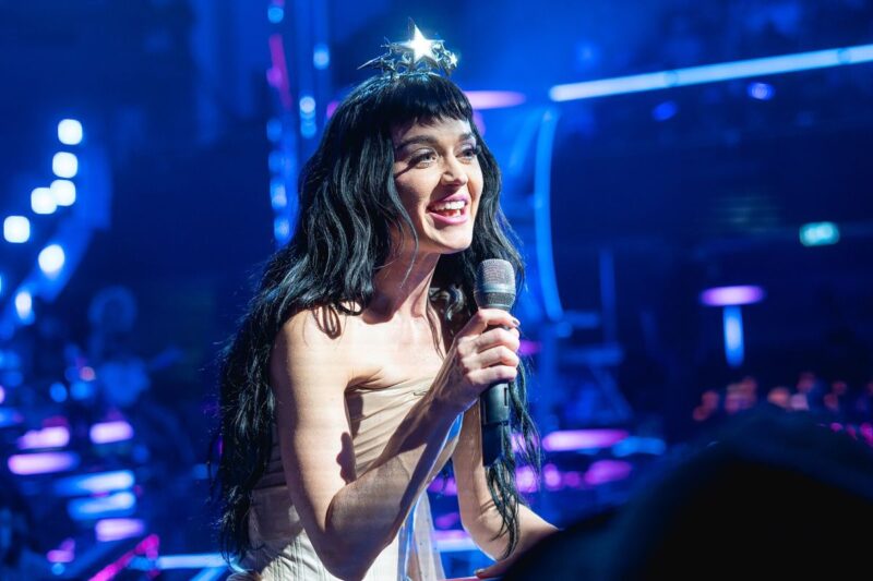 Fotografie Katy Perry při koncertu v Central Hall ve Westminsteru v roce 2024