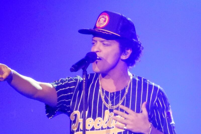 Bruno Mars v roce 2017 během turné 24 K Magic World Tour