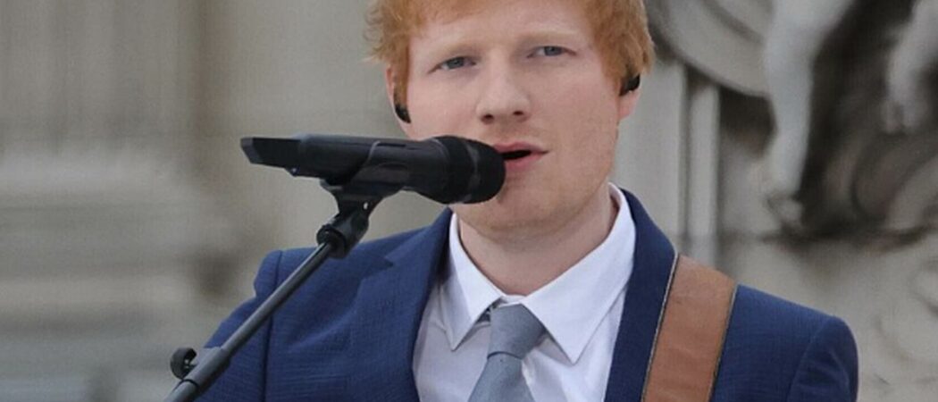 Ed Sheeran před Buckinghamský palácem v roce 2022