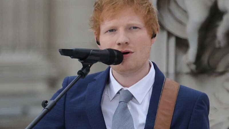 Ed Sheeran před Buckinghamský palácem v roce 2022