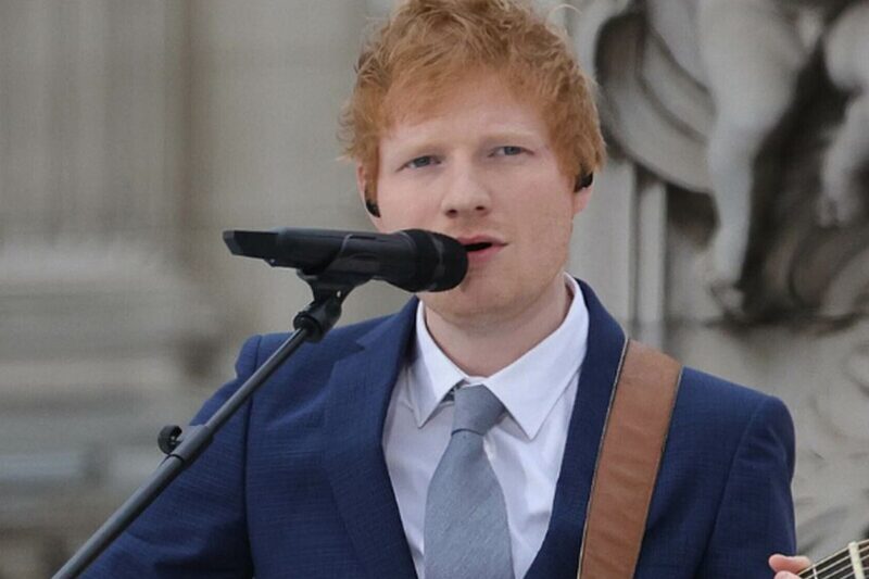 Ed Sheeran před Buckinghamský palácem v roce 2022