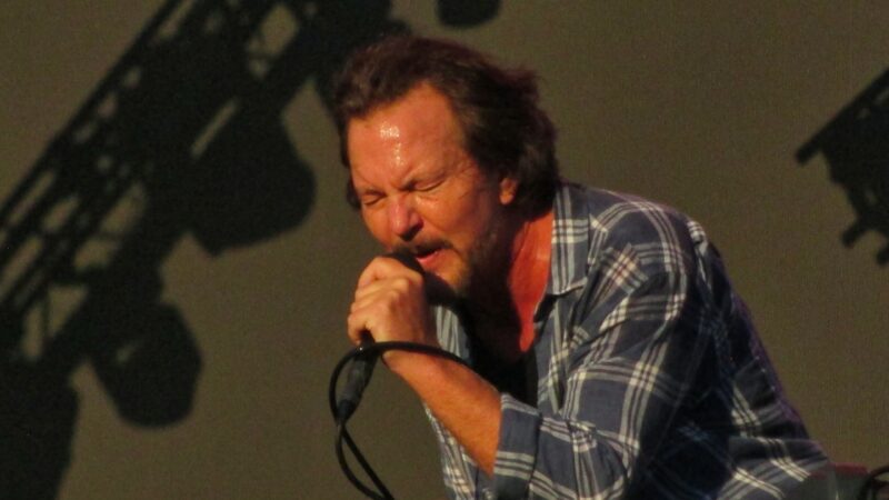 Fotografie Eddieho Veddera z kapely Pearl Jam v Londýně v roce 2022