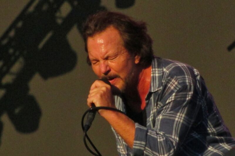 Fotografie Eddieho Veddera z kapely Pearl Jam v Londýně v roce 2022
