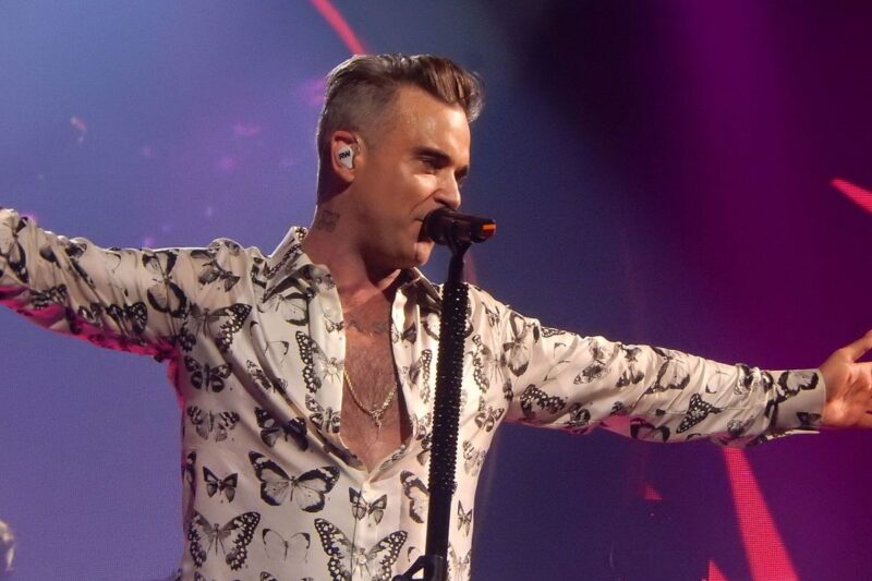 Robbie Williams v Roundhouse v Londýně v roce 2016