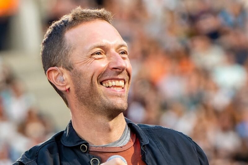 Chris Martin na koncertě Coldplay v Manchesteru v roce 2023