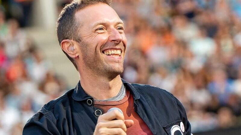 Chris Martin na koncertě Coldplay v Manchesteru v roce 2023