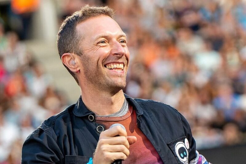 Chris Martin na koncertě Coldplay v Manchesteru v roce 2023