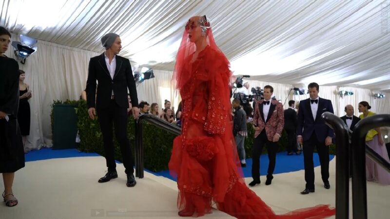 Katty Perry v červených šatech na Met Gala v roce 2017