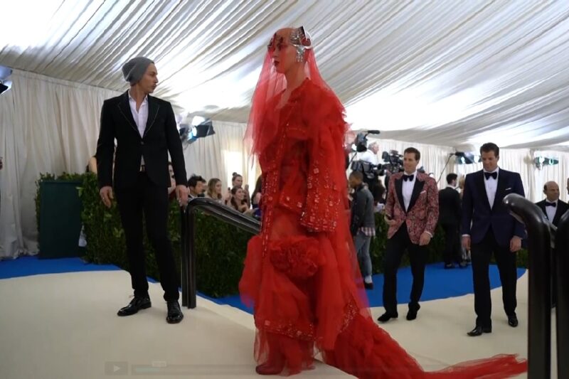 Katty Perry v červených šatech na Met Gala v roce 2017