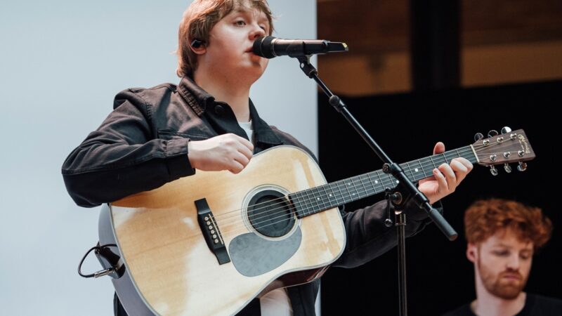 Obrázek ke článku: Lewis Capaldi daruje stovky tisíc hodin terapie: „Terapie mi vrátila život. Tohle je můj způsob, jak se odvděčit“