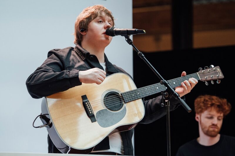 Obrázek ke článku: Lewis Capaldi daruje stovky tisíc hodin terapie: „Terapie mi vrátila život. Tohle je můj způsob, jak se odvděčit“