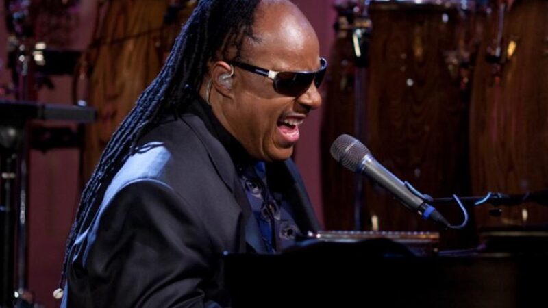 Stevie Wonder performs for President Barack Obama