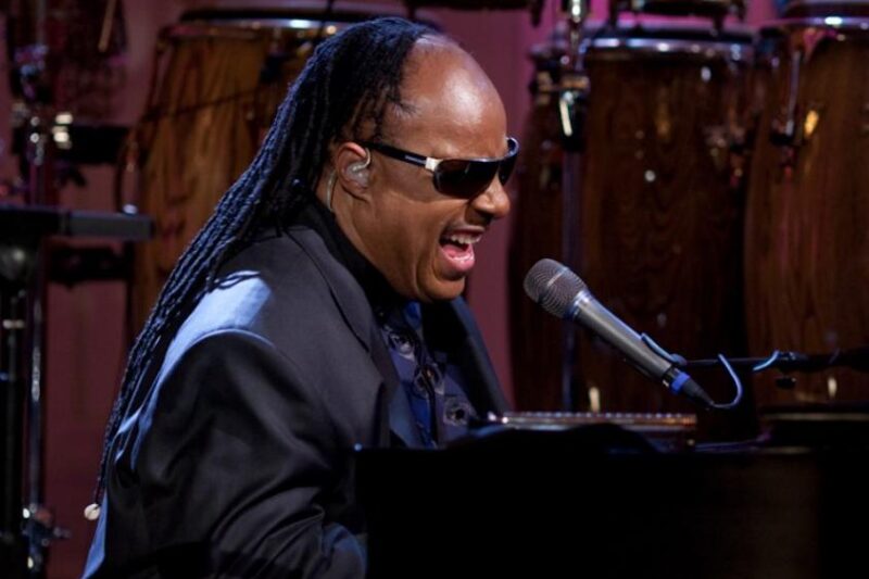 Stevie Wonder performs for President Barack Obama