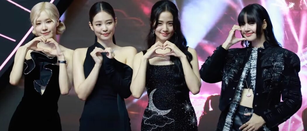 Fotografie ke článku: BLACKPINK v novém módu. Skupina spustila turné „DEADLINE“ a představila hit JUMP