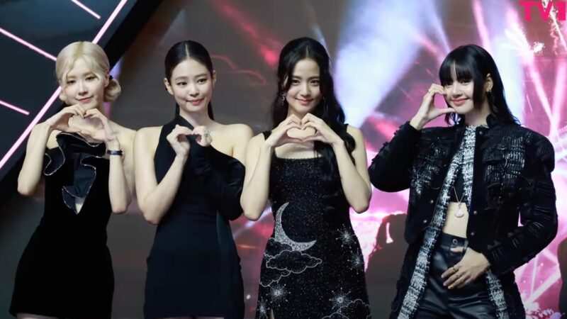 Fotografie ke článku: BLACKPINK v novém módu. Skupina spustila turné „DEADLINE“ a představila hit JUMP