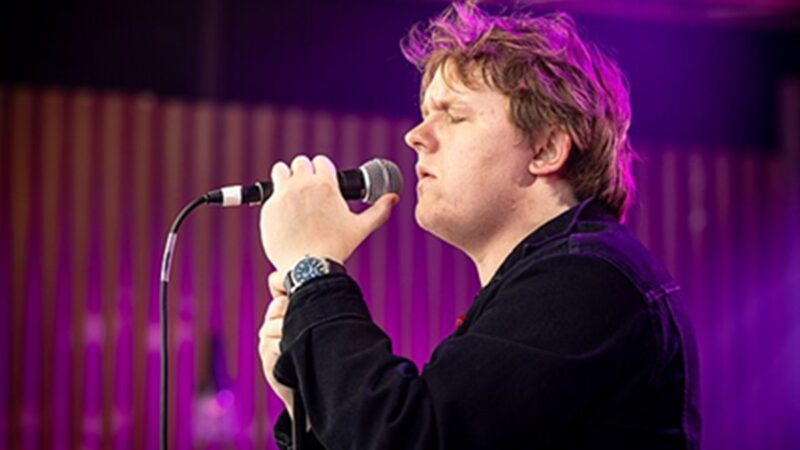 Obrázek k článku: Lewis Capaldi: „Ženy jsou v hudebním průmyslu pod drobnohledem mnohem víc než muži“