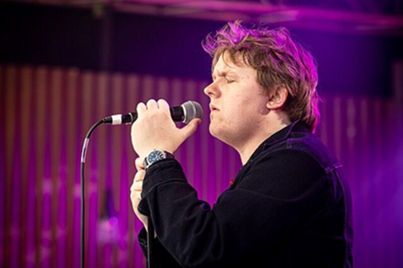 Obrázek k článku: Lewis Capaldi: „Ženy jsou v hudebním průmyslu pod drobnohledem mnohem víc než muži“