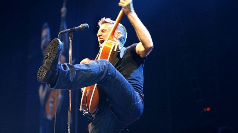 Zpěvák Bryan Adams během koncertu v Color Line Arena v Německu