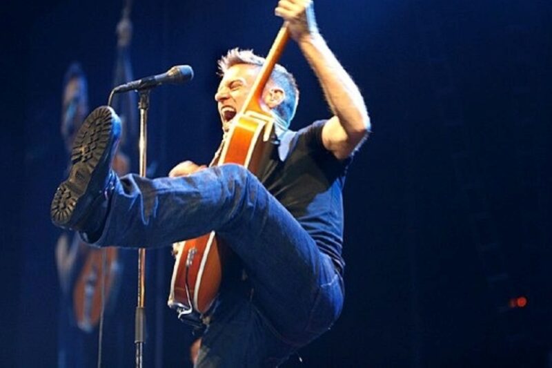 Zpěvák Bryan Adams během koncertu v Color Line Arena v Německu