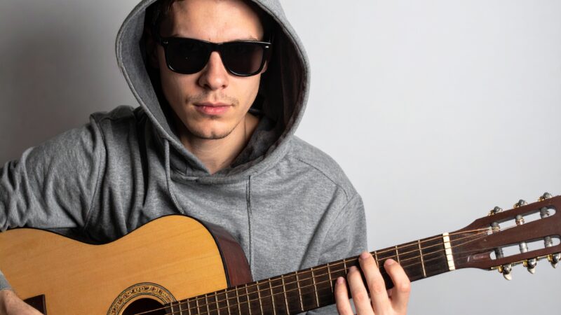muzikant s kytarou