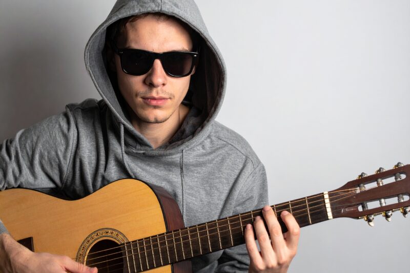 muzikant s kytarou