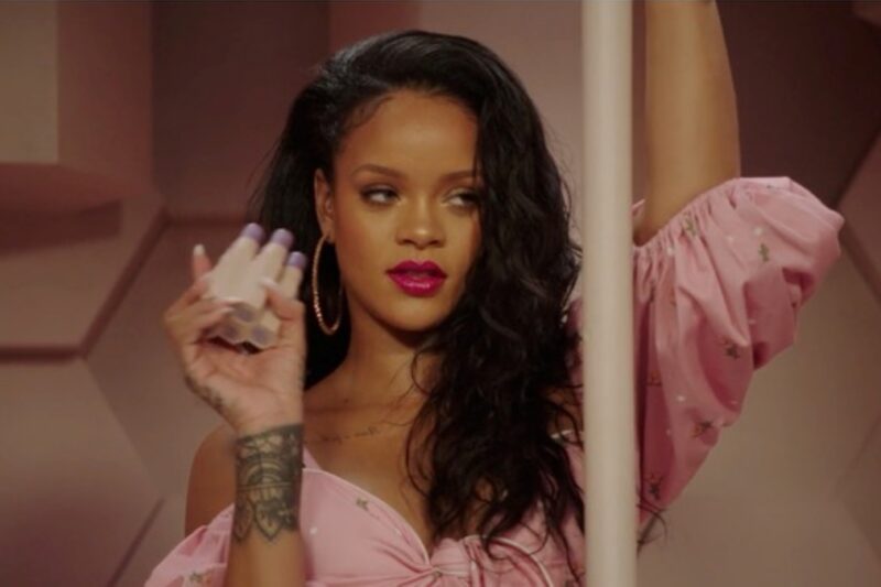 Zpěvačka Rihanna během kampaně značky Fenty Beauty v roce 2018