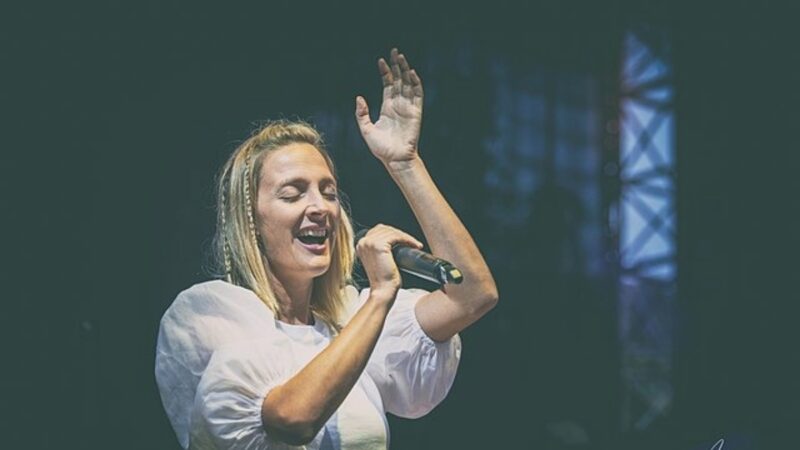 Zpěvačka Barbora Poláková při koncertu v Ledárnách Braník v roce 2021