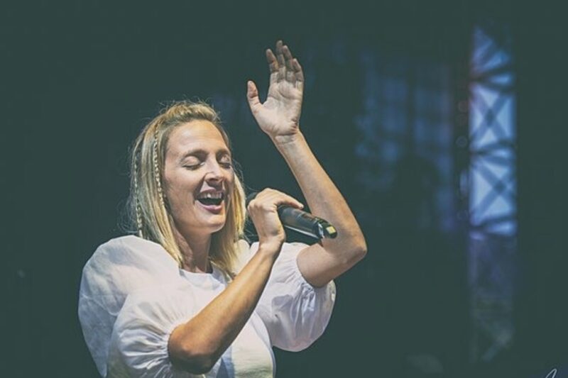 Zpěvačka Barbora Poláková při koncertu v Ledárnách Braník v roce 2021