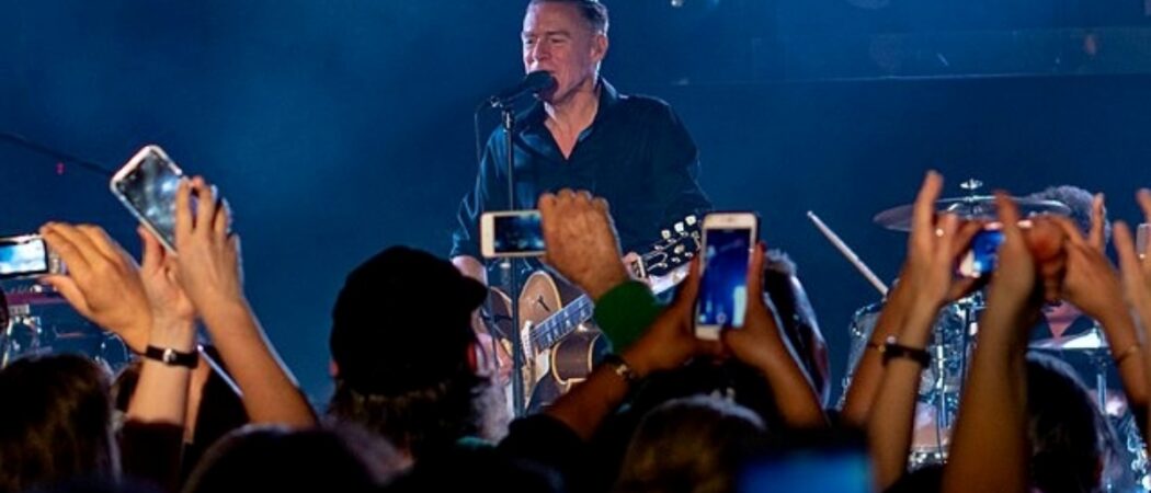 Zpěvák Bryan Adams na jednom ze svých koncertů
