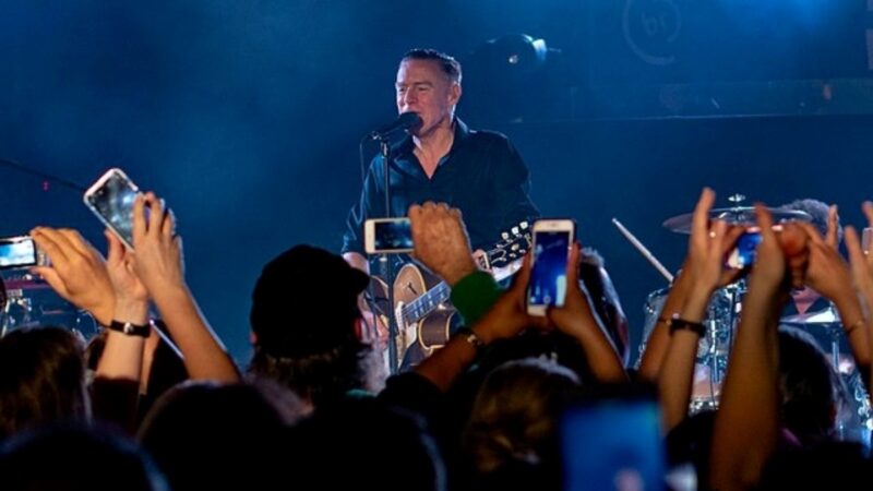 Zpěvák Bryan Adams na jednom ze svých koncertů
