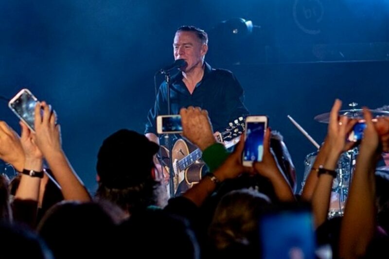 Zpěvák Bryan Adams na jednom ze svých koncertů