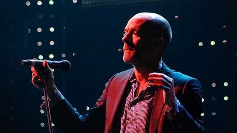 Zpěvák Michael Stipe během jednoho z koncertů kapely R.E.M.