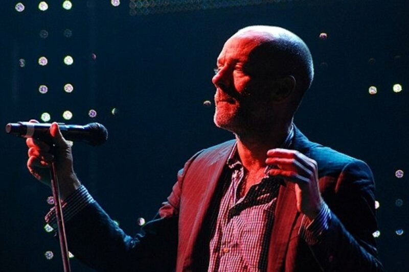 Zpěvák Michael Stipe během jednoho z koncertů kapely R.E.M.