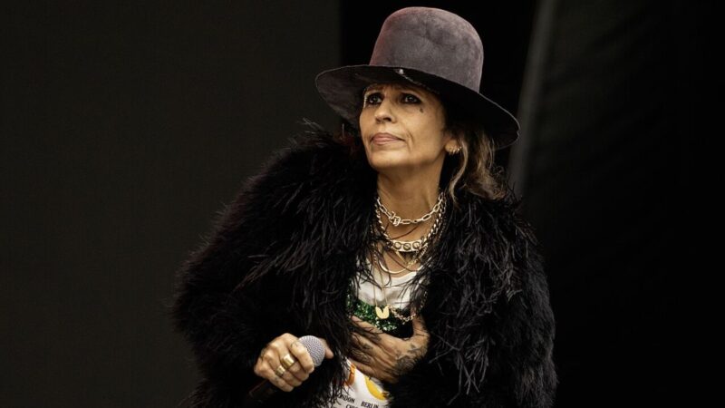 Linda Perry při živém vystoupení v roce 2024 v Mexiku