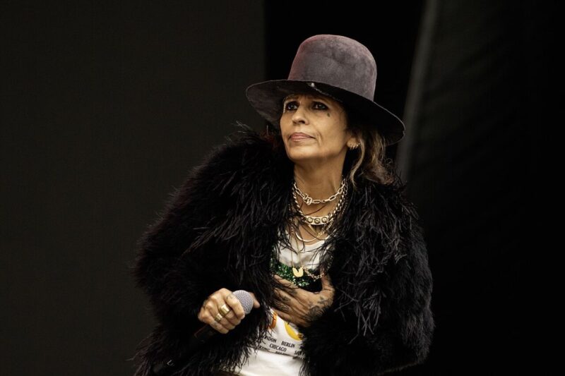 Linda Perry při živém vystoupení v roce 2024 v Mexiku