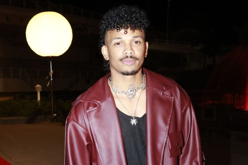 Ben Cristovao na červeném koberci před Cenami Anděl Coca-cola