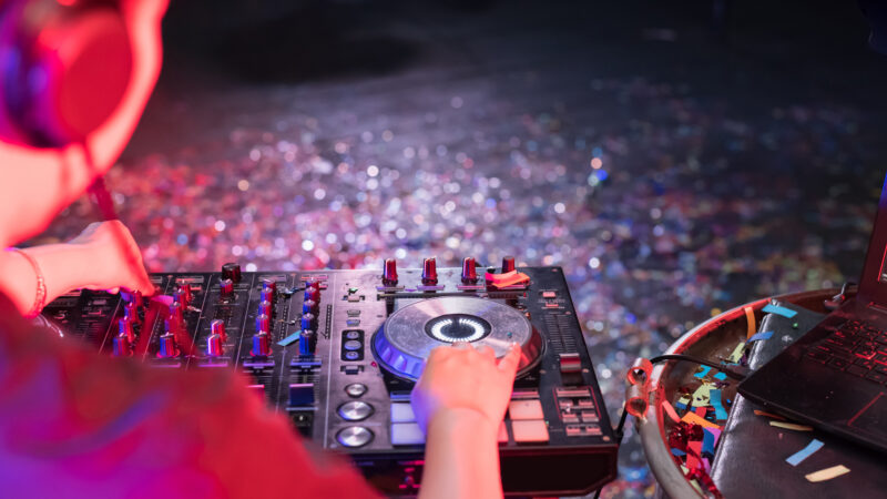 Hrající DJ, ilustrační foto