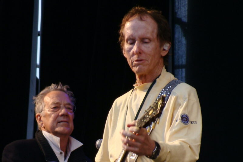 Robby Krieger a Ray Manzarek v roce 2008