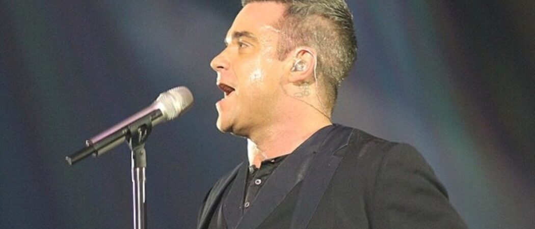 Zpěvák Robbie Williams během koncertu v Liverpoolu
