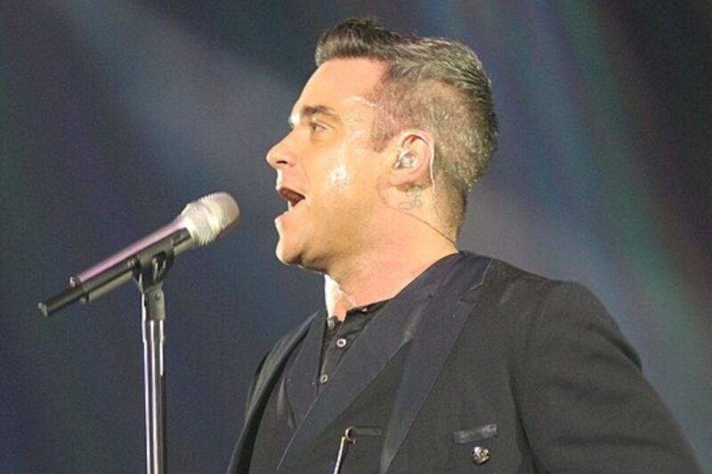 Zpěvák Robbie Williams během koncertu v Liverpoolu