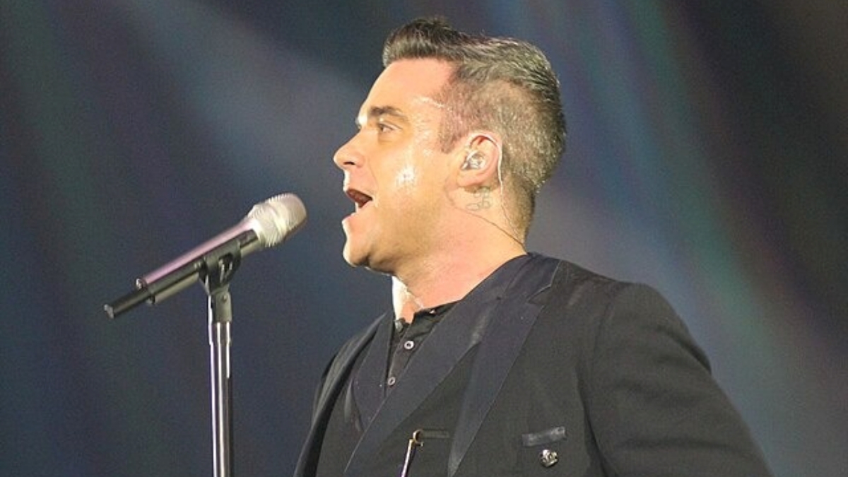 Zpěvák Robbie Williams během koncertu v Liverpoolu