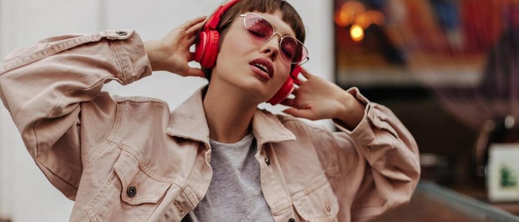 žena poslouchá hudbu
