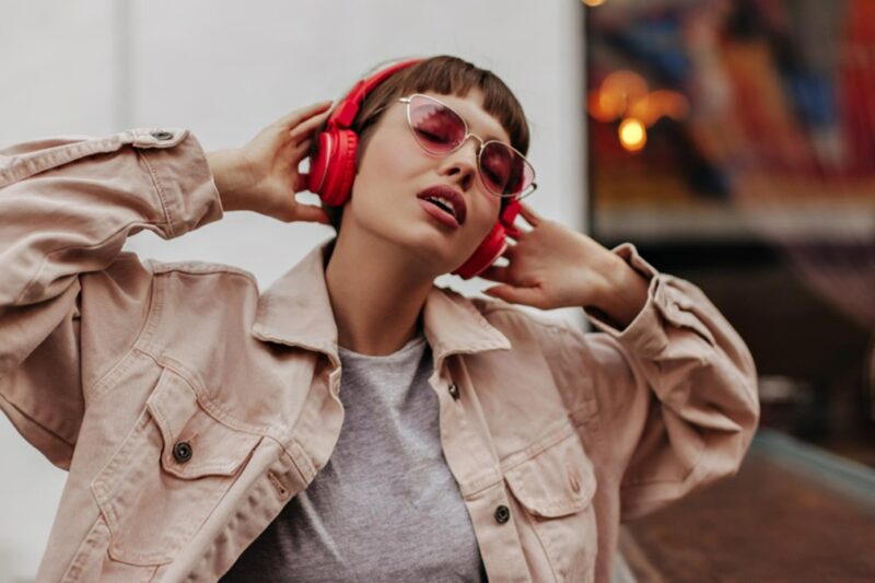žena poslouchá hudbu