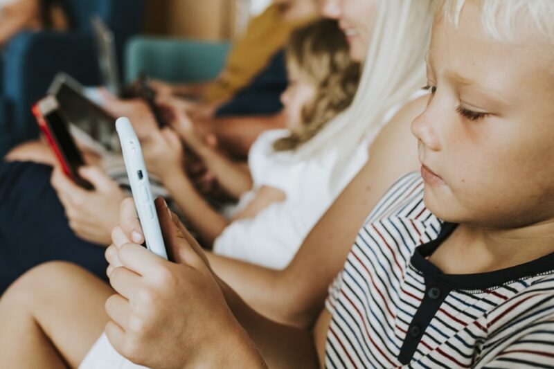 děti s mobilním telefonem