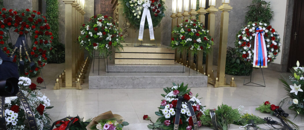 Obrázek ke článku o celebritách, které zemřeli