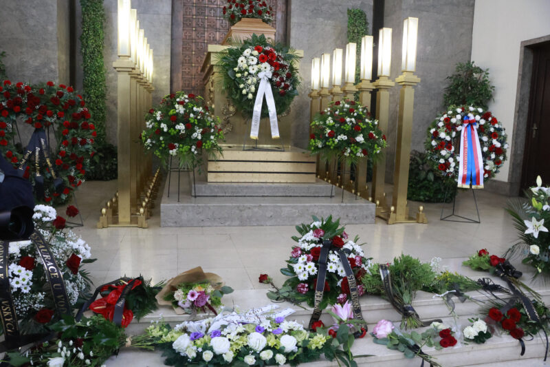 Obrázek ke článku o celebritách, které zemřeli