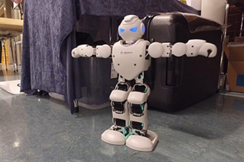 Obrázek k článku: Když humanoid zklame: Cardi B tancovala s robotem a ten ji zavalil!