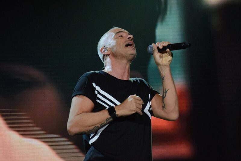 Eros Ramazzotti na koncertě v roce 2015 v Rumunsku