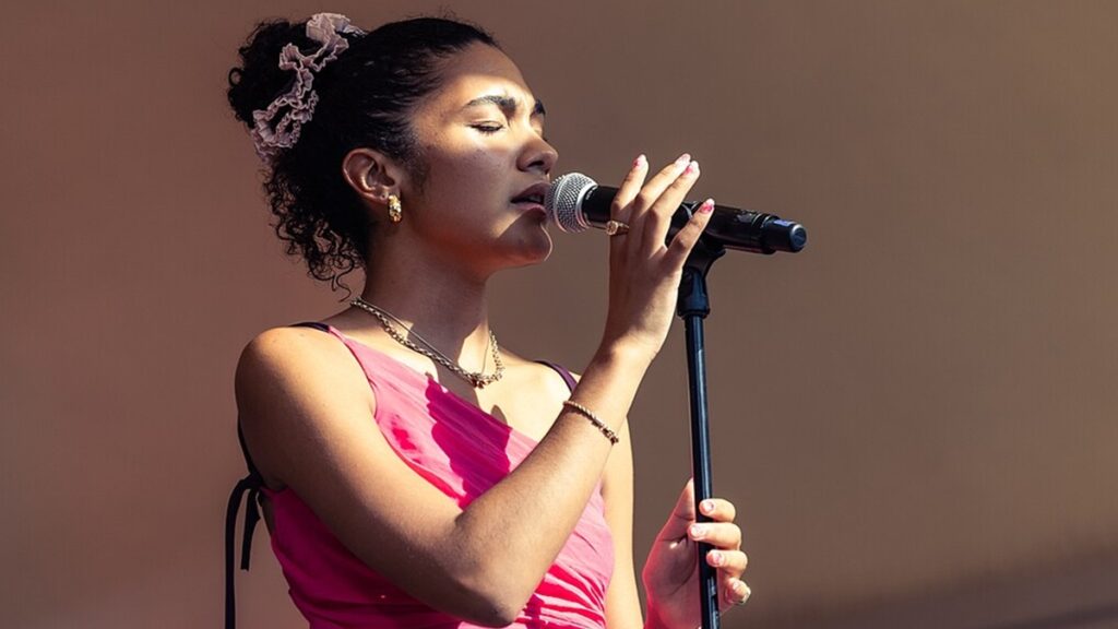 Výsledky cen Brit Awards 2026: Olivia Dean získala čtyři ceny, vzpomínalo se i na Ozzyho