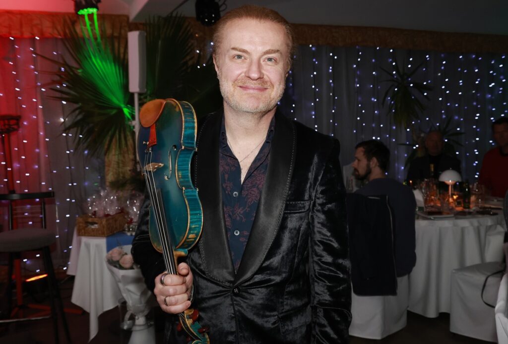 Pavel Šporcl okouzlil i Ameriku: Modré housle a mix klasiky, rocku i emocí zkrátka zabírají všude na světě